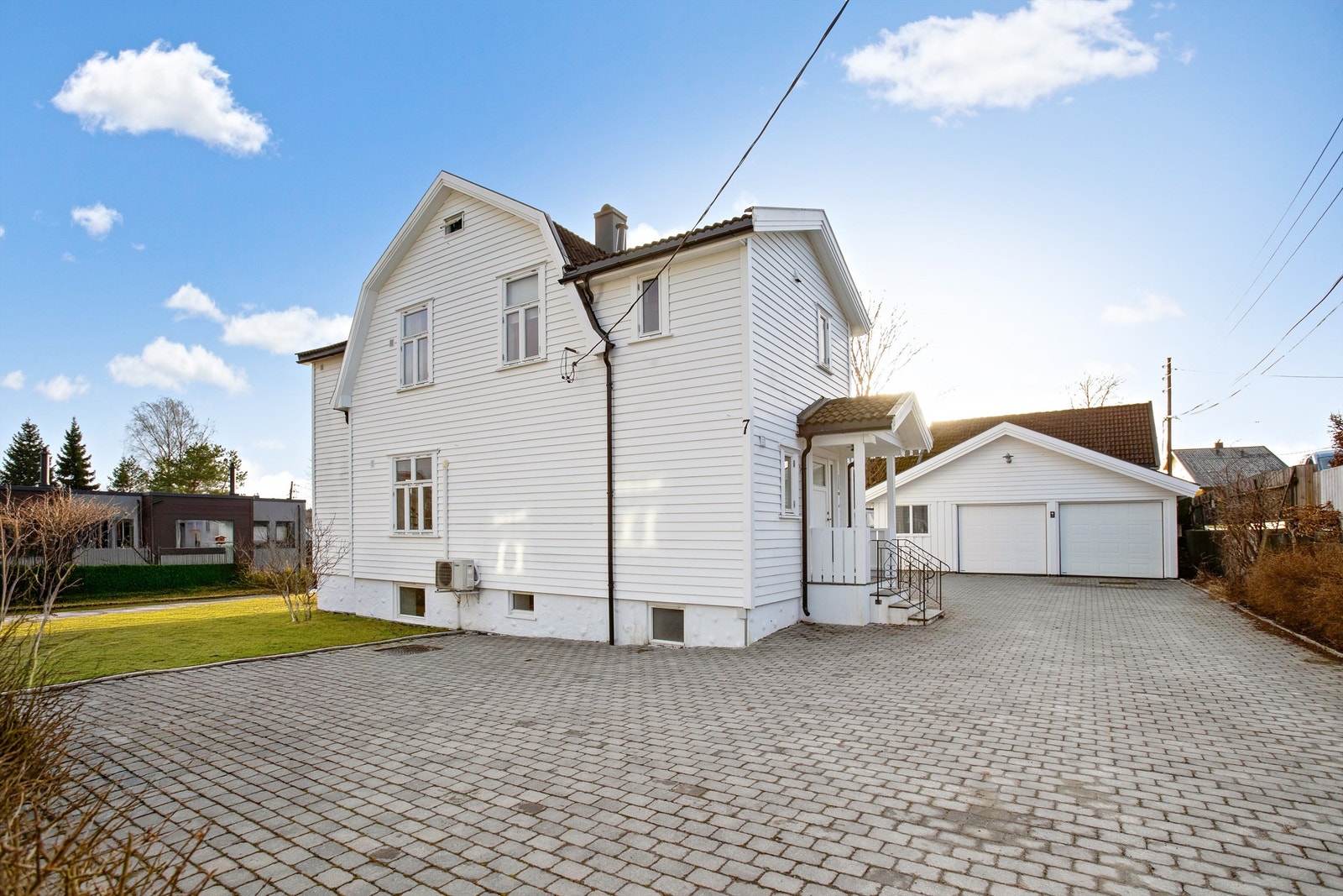 I tilknytning til garasjen er det en oppvarmet bod, samt eget vedskjul og sykkelbod. Galleribilde