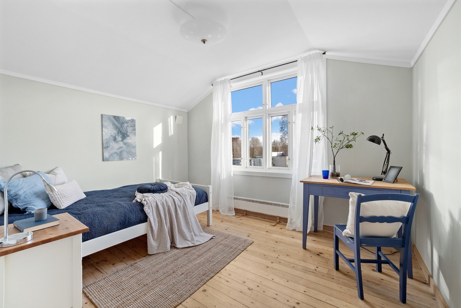 Et rom perfekt for de yngste, med god plass til både seng og arbeidsplass. Galleribilde