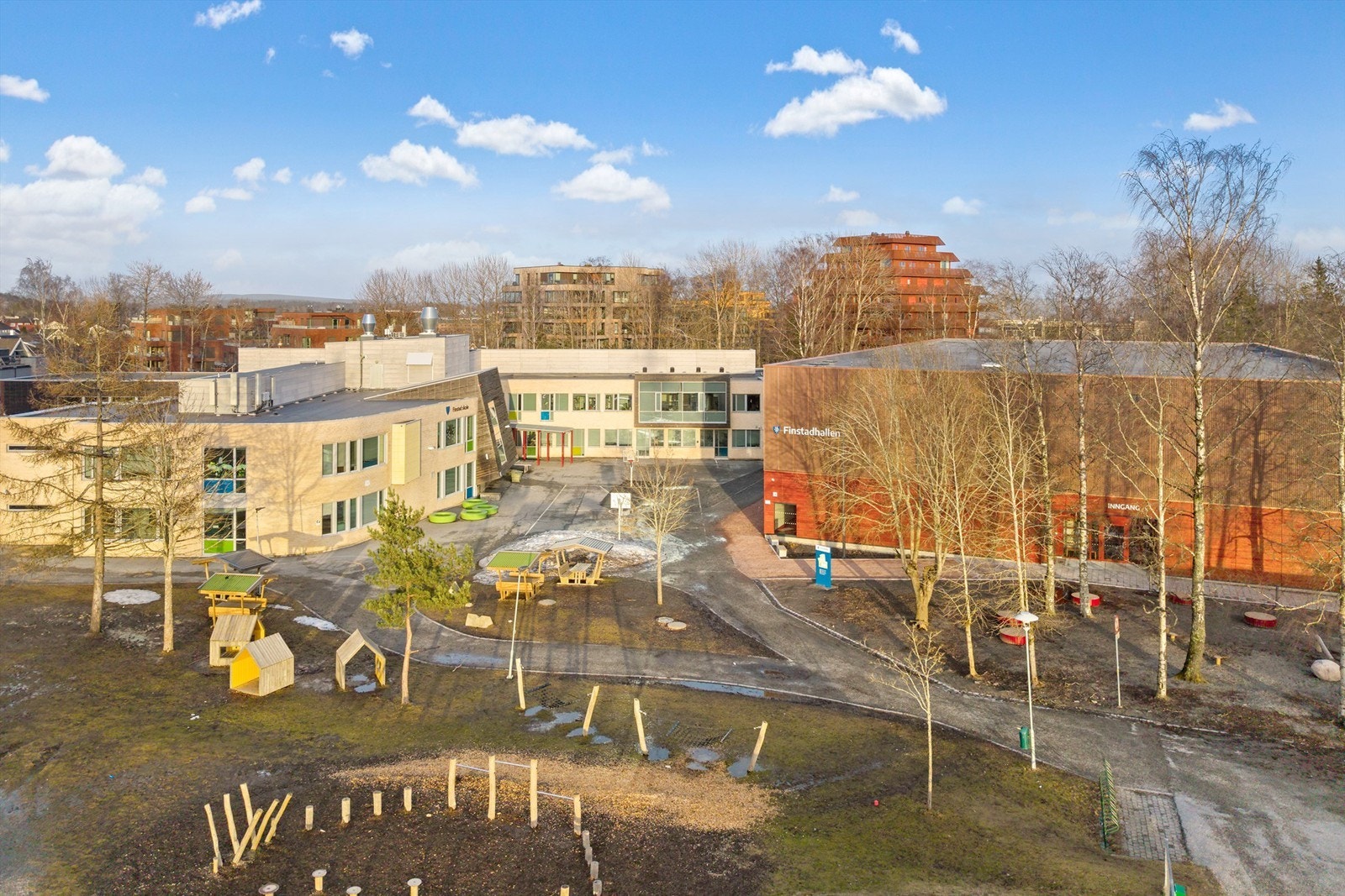 Finstad barneskole ligger i umiddelbar nærhet, og flere barnehager ligger i kort gangavstand fra boligen. Galleribilde