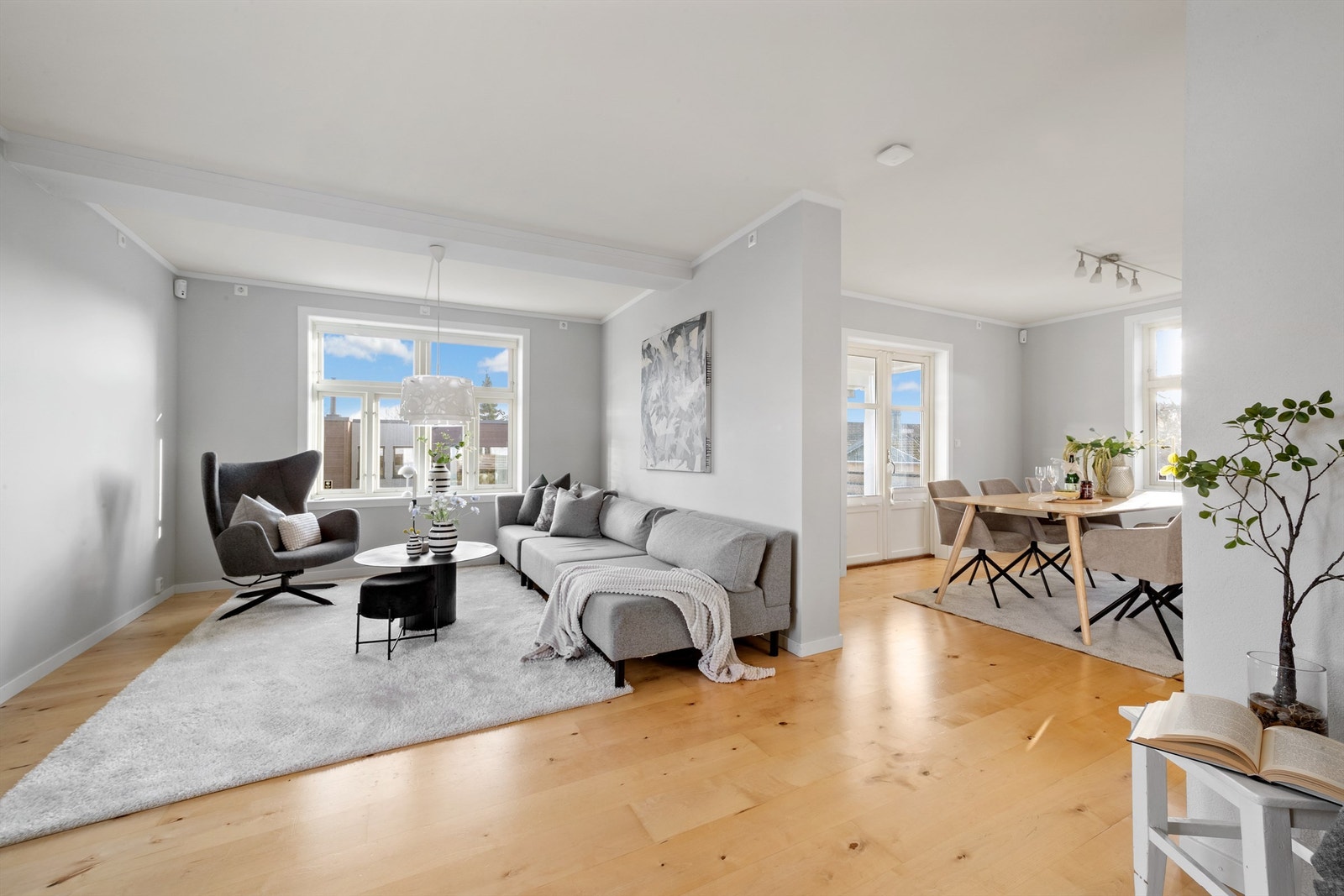 Stuen og spisestuen har parkett på gulv og en åpen, luftig romfølelse. Galleribilde