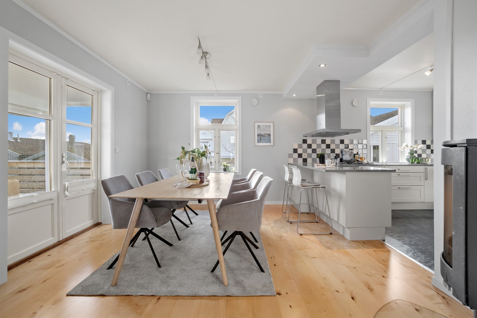 Fra spisestuen er det direkte utgang til terrassen via en tofløyet dør som ble satt inn i 2006-2007. Galleribilde