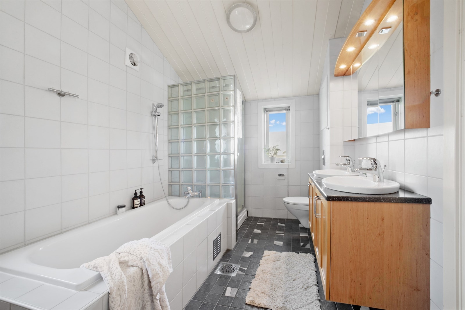 Badet i 2. etasje ble modernisert i 2006-2007 og har flislagte overflater, samt varmekabler. Galleribilde