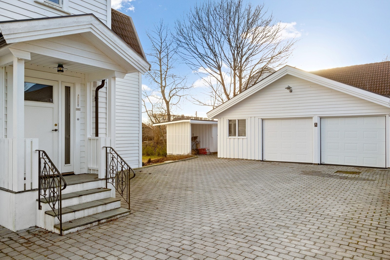 Dobbeltgarasje med elektriske portåpnere (2017), med elbillader. Galleribilde