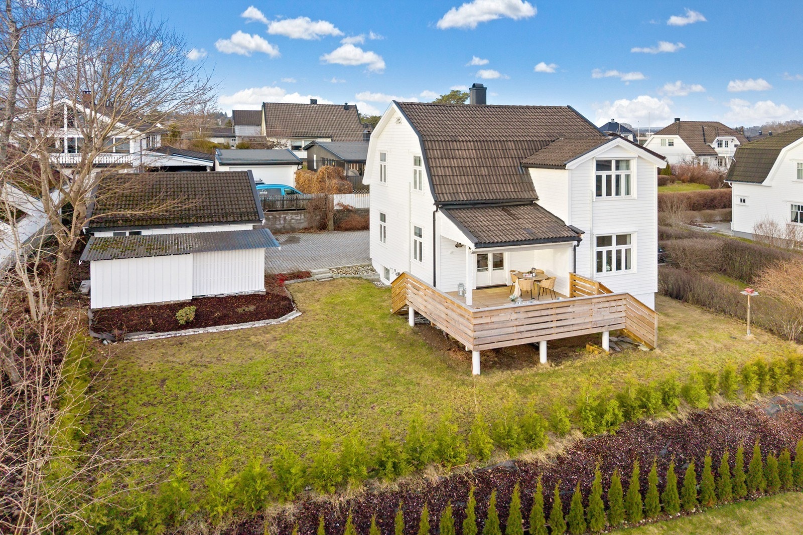 Boligen har en attraktiv og sentral beliggenhet innerst i en barnevennlig blindvei. Galleribilde