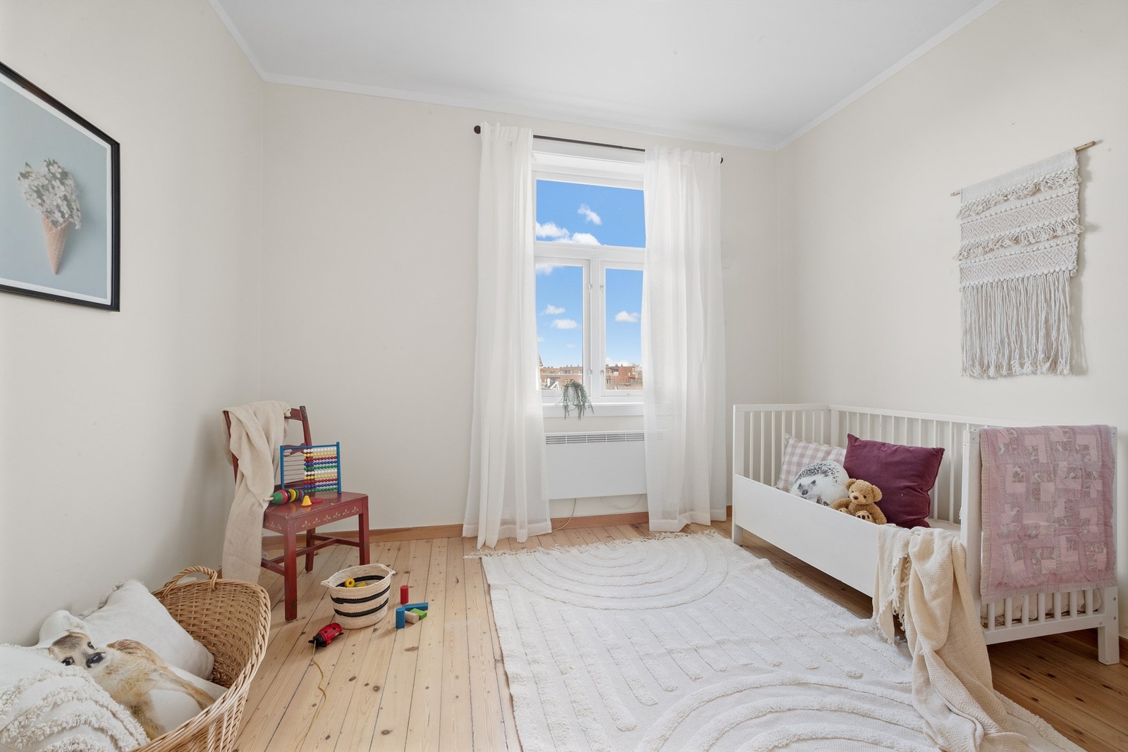 Et lyst og trivelig barnerom med plass for lek. Galleribilde