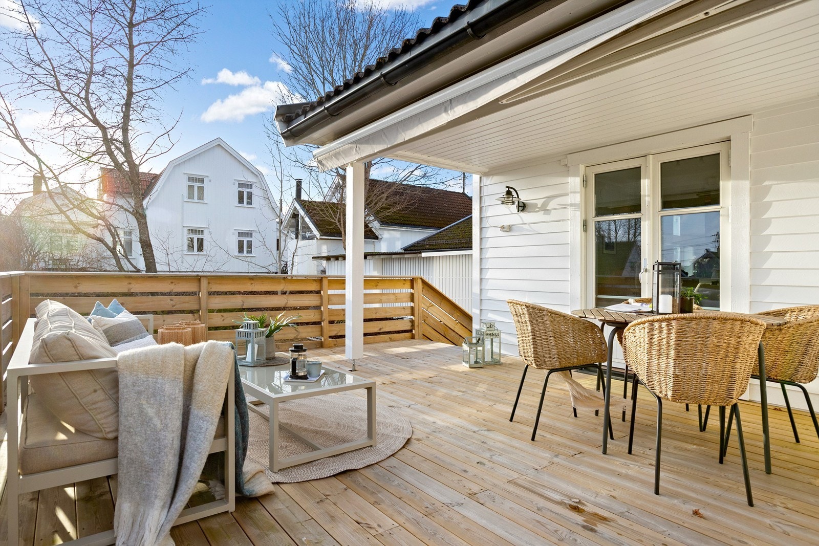 Her er det god plass til både spisebord og en komfortabel loungegruppe. Galleribilde