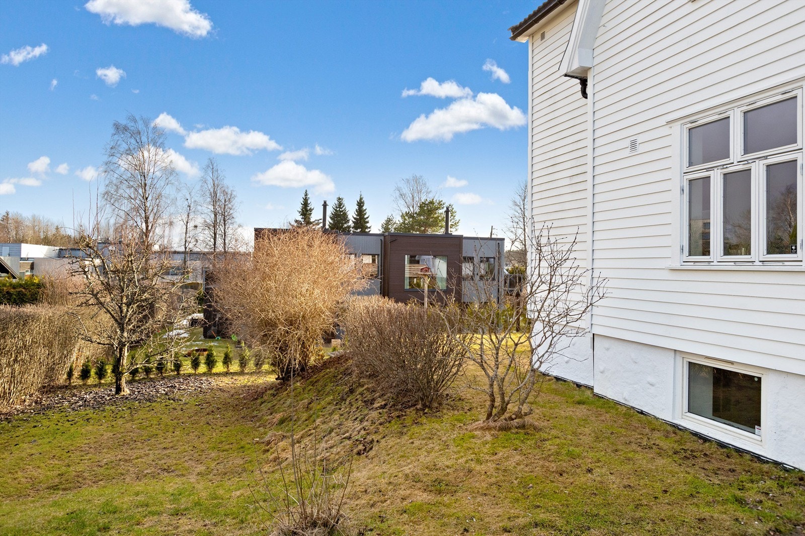 Hagen er pent opparbeidet med plen og beplantning. Galleribilde
