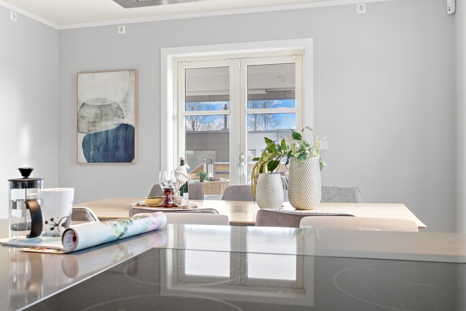 Overgangen mellom kjøkkenøy og spiseplass er praktisk og sosial. Galleribilde