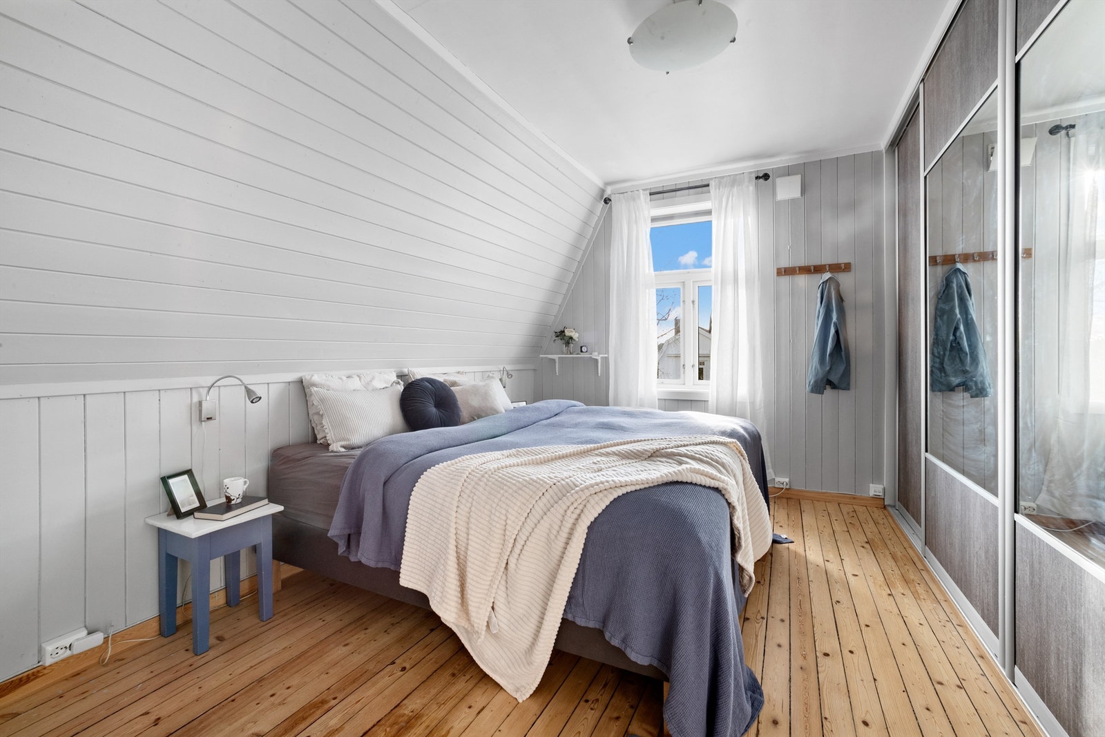 Hovedsoverommet har panel på veggene og en stor garderobeløsning fra 2015. Galleribilde