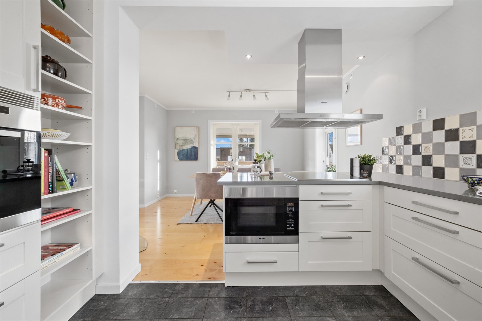 Kjøkkenet ble etterisolert og oppgradert i perioden 2006-2007. Galleribilde