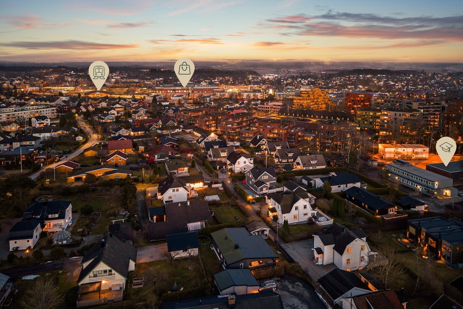 Fra boligen er det gangavstand til Finstad skole, samt Ski sentrum med Follobanen, Ski Storsenter, restauranter og det meste av servicetilbud. Galleribilde