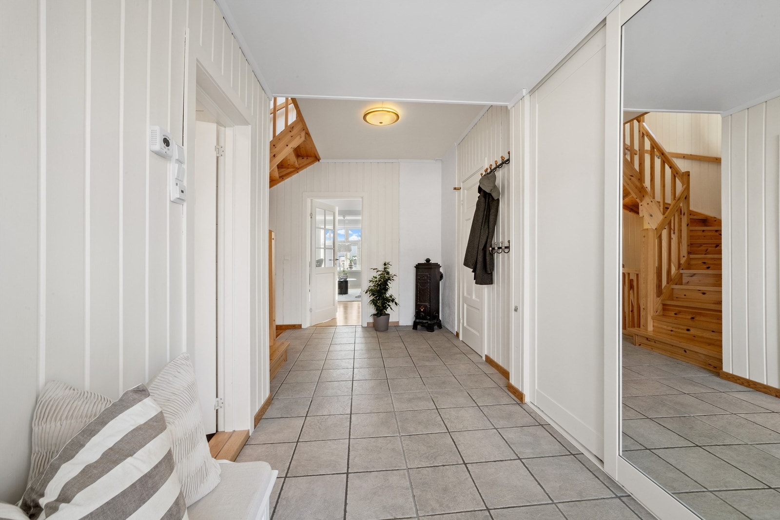 Skyvedørsgarderoben fra 2004 gir praktisk oppbevaring, og en vedovn bidrar til oppvarming. Galleribilde