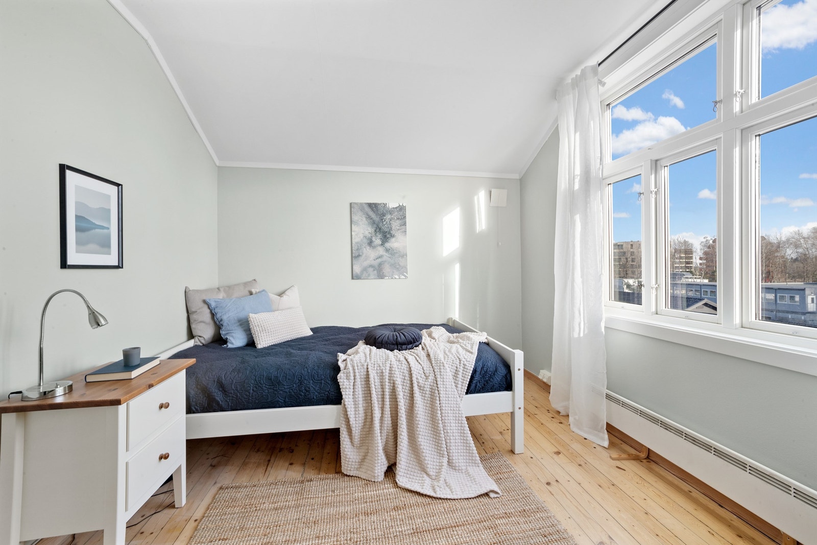 Vinduene fra Løken Trevare (2003) slipper inn godt med lys. Galleribilde