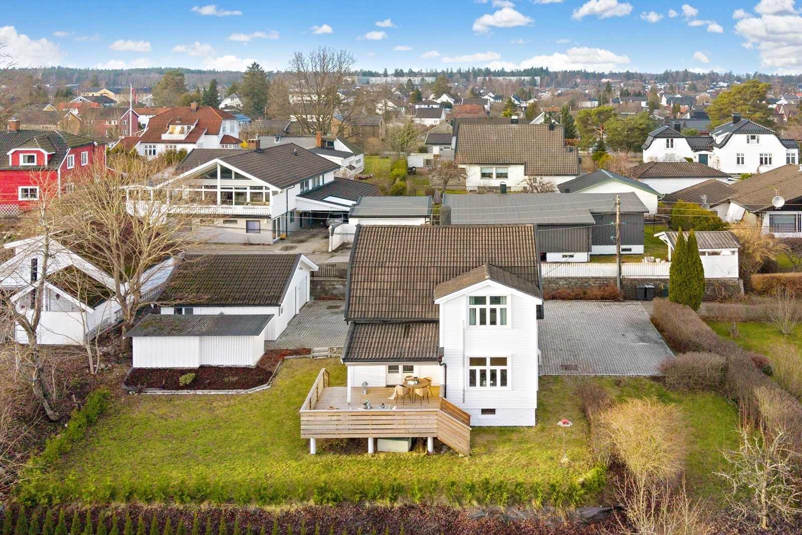 Eiendommen ligger skjermet til, omgitt av andre eneboliger. Galleribilde