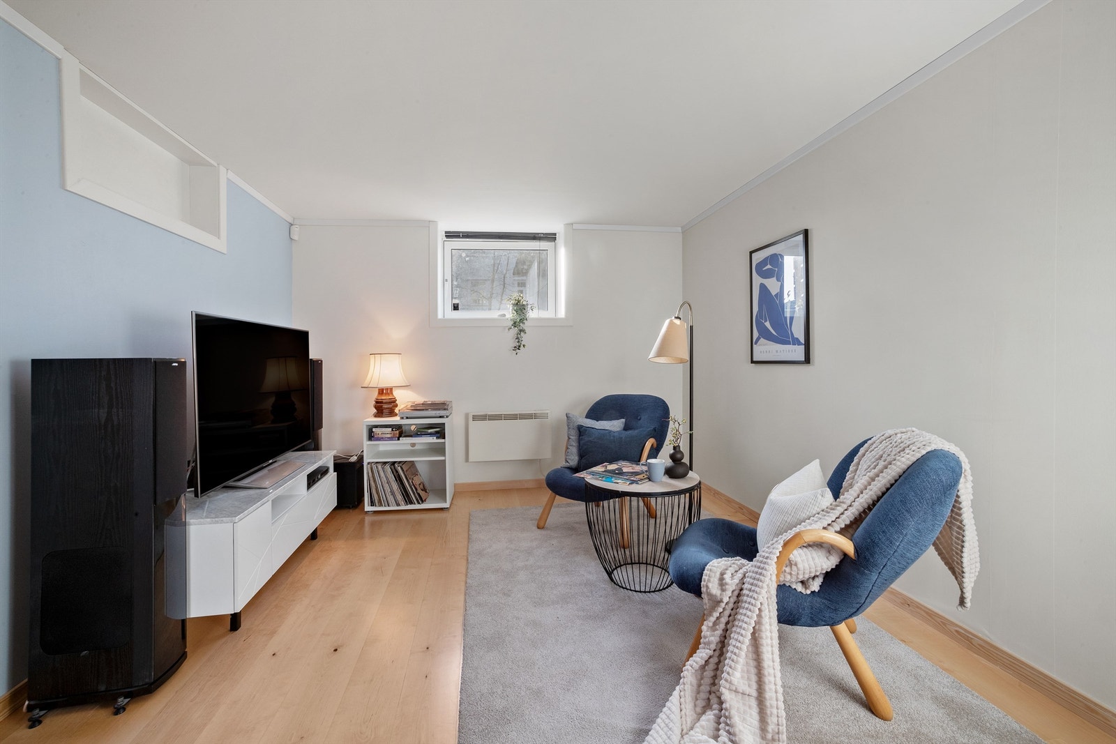 Kjelleren er innredet med kjellerstue, kontor, vaskerom og bod. Bruksendringen er ikke omsøkt. Galleribilde