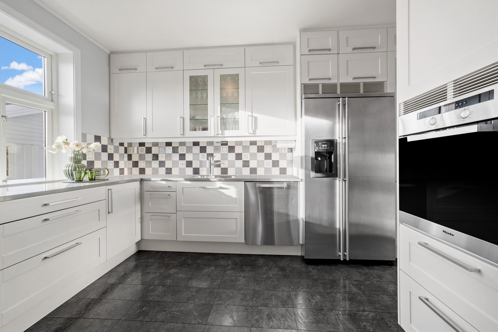 Godt med skap- og benkeplass, med skap som går helt opp til taket for maksimal utnyttelse. Galleribilde