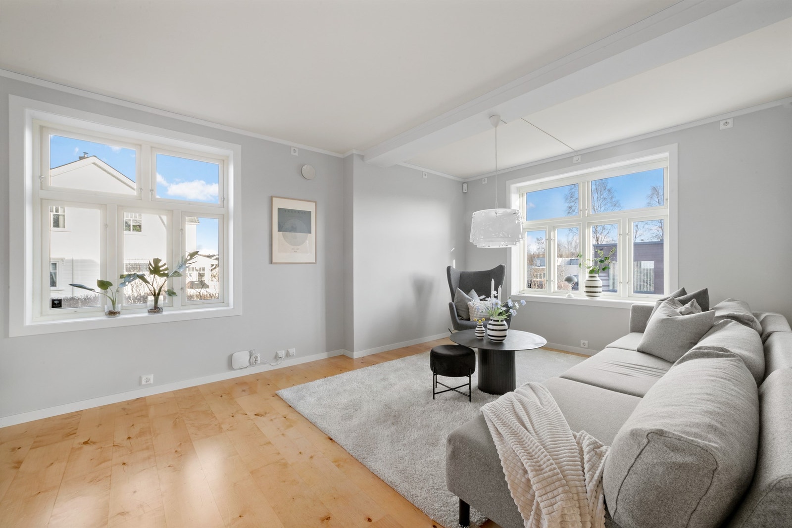 Store vindusflater gir rikelig med dagslys. Vinduene i hele huset ble skiftet i 2003. Galleribilde