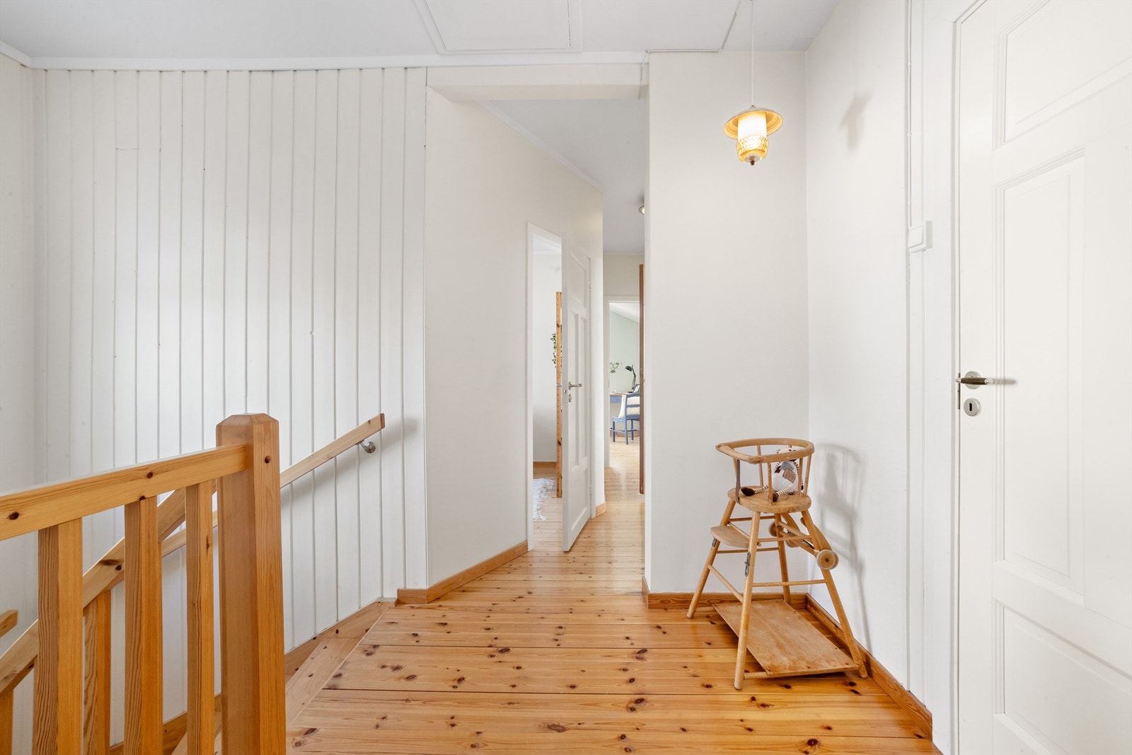 Gangen i 2. etasje har sjarmerende tregulv og binder de 4 soverommene og badet sammen. Galleribilde