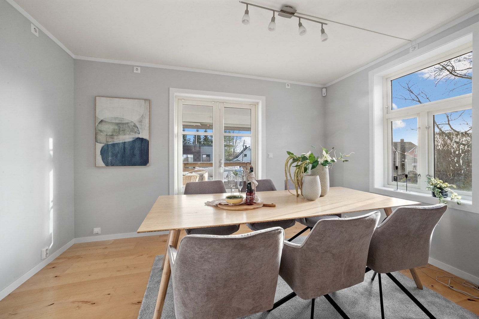 Spisestuen har god plass til et stort spisebord for sosiale sammenkomster. Galleribilde