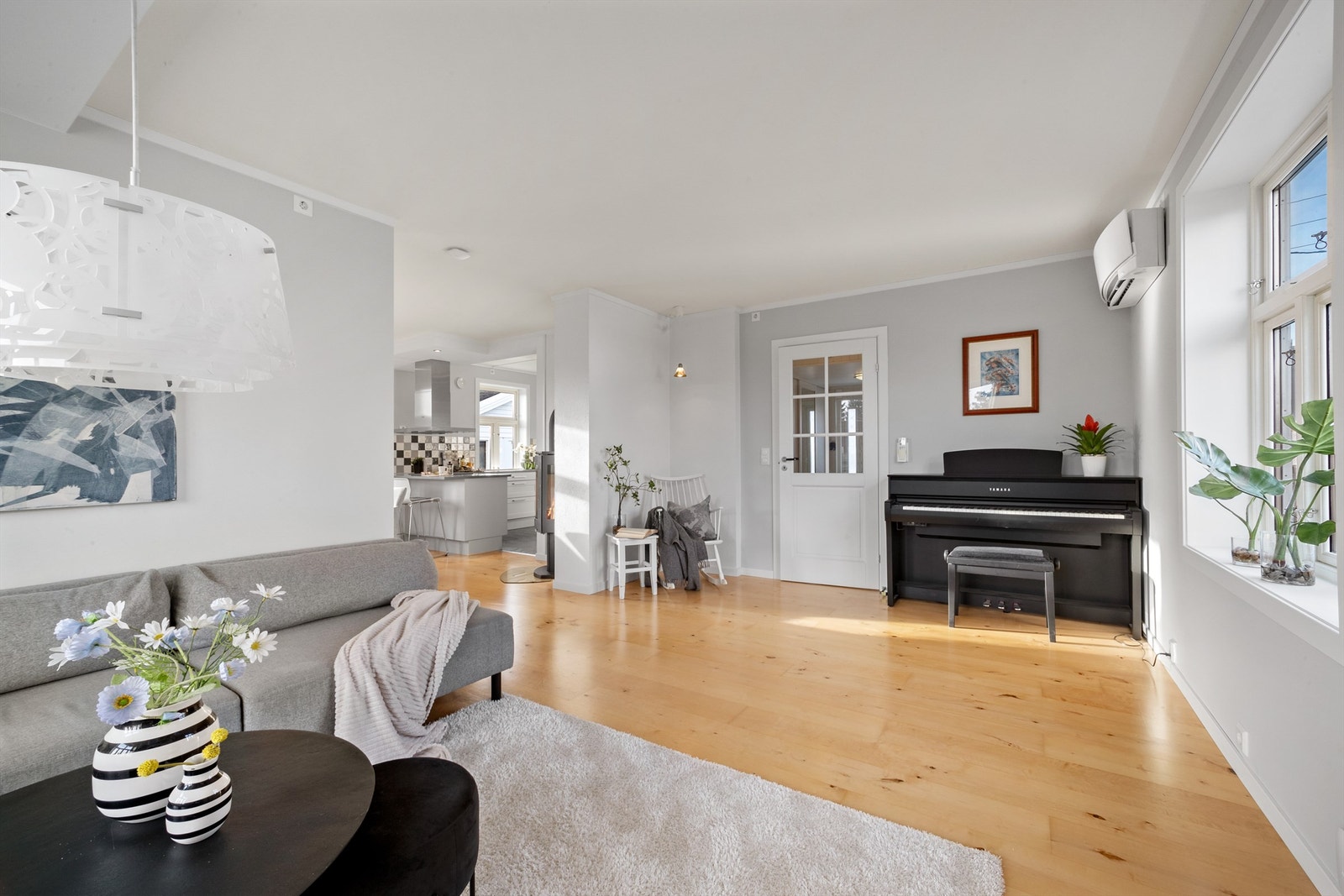 En effektiv luft-til-luft varmepumpe fra Daikin ble installert i 2018 for jevn temperatur. Galleribilde