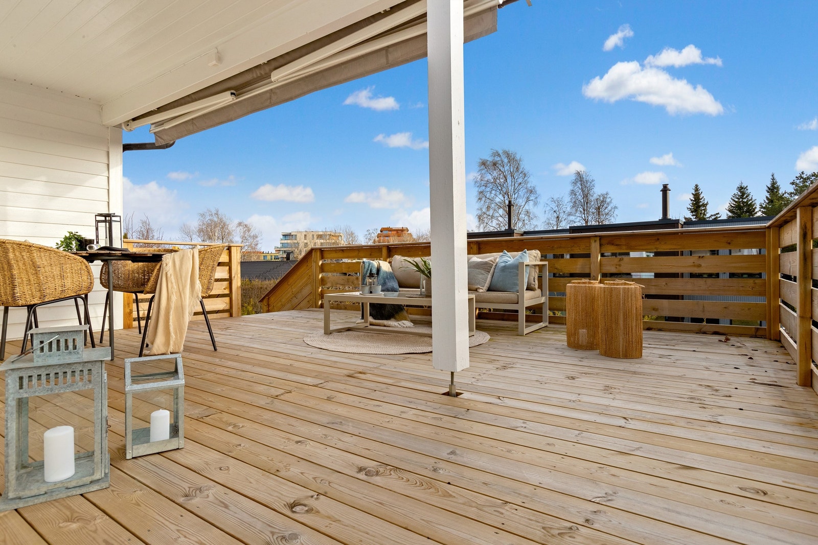 Den sørvendte terrassen på 24 m² er en herlig forlengelse av stuen. Galleribilde