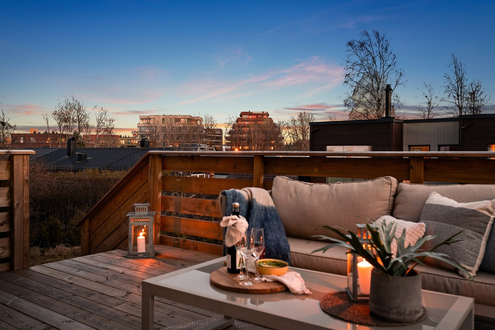 Uteplassen har gode solforhold fra morgen til kveld om sommeren. Galleribilde