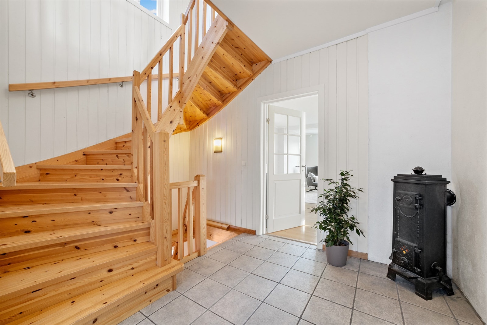 Trappene som binder etasjene sammen ble montert i 2006-2007. Galleribilde