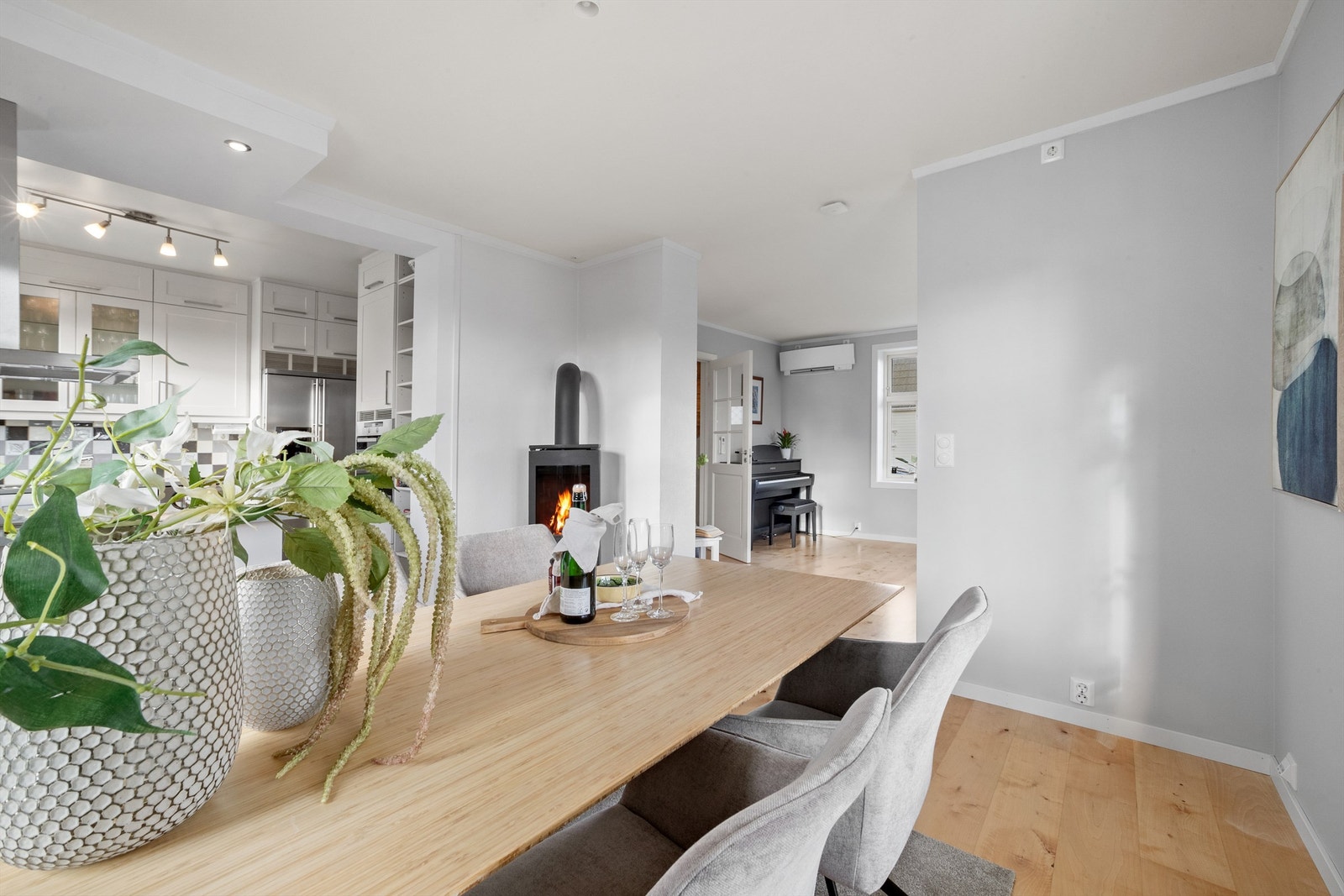 Den delvis åpne løsningen mot kjøkkenet skaper en fin flyt mellom rommene. Galleribilde