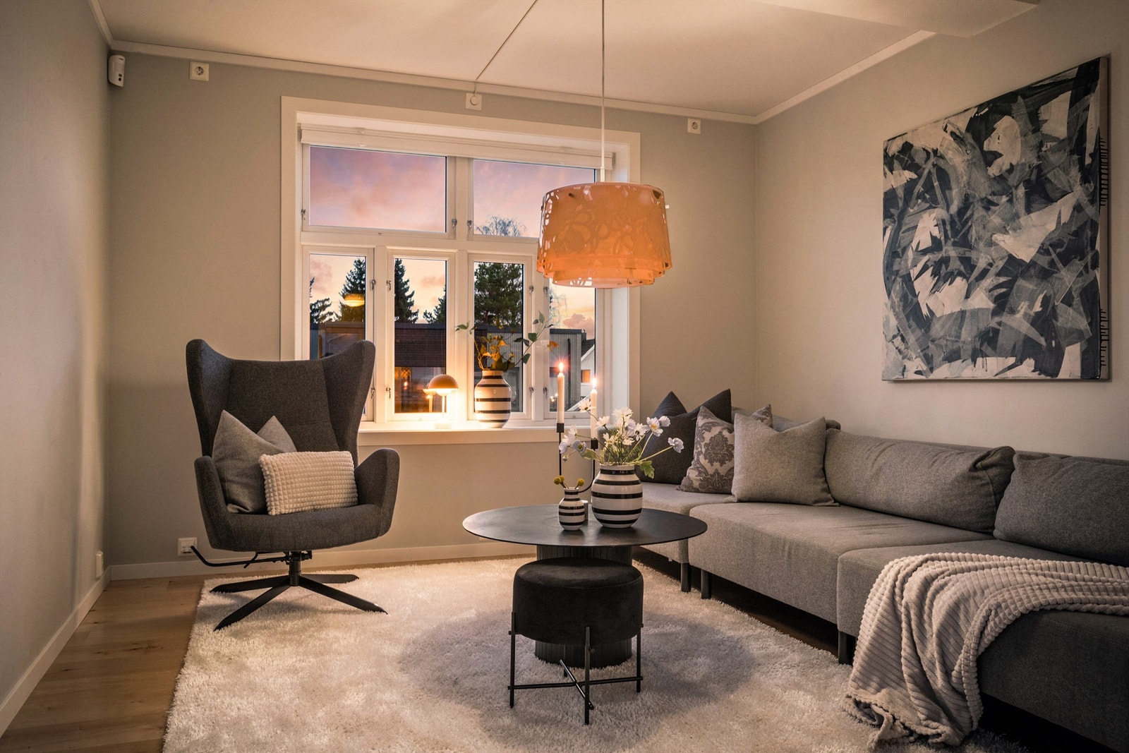 Stuen er enkel å møblere med flere soner for sittegrupper og avslapning. Galleribilde