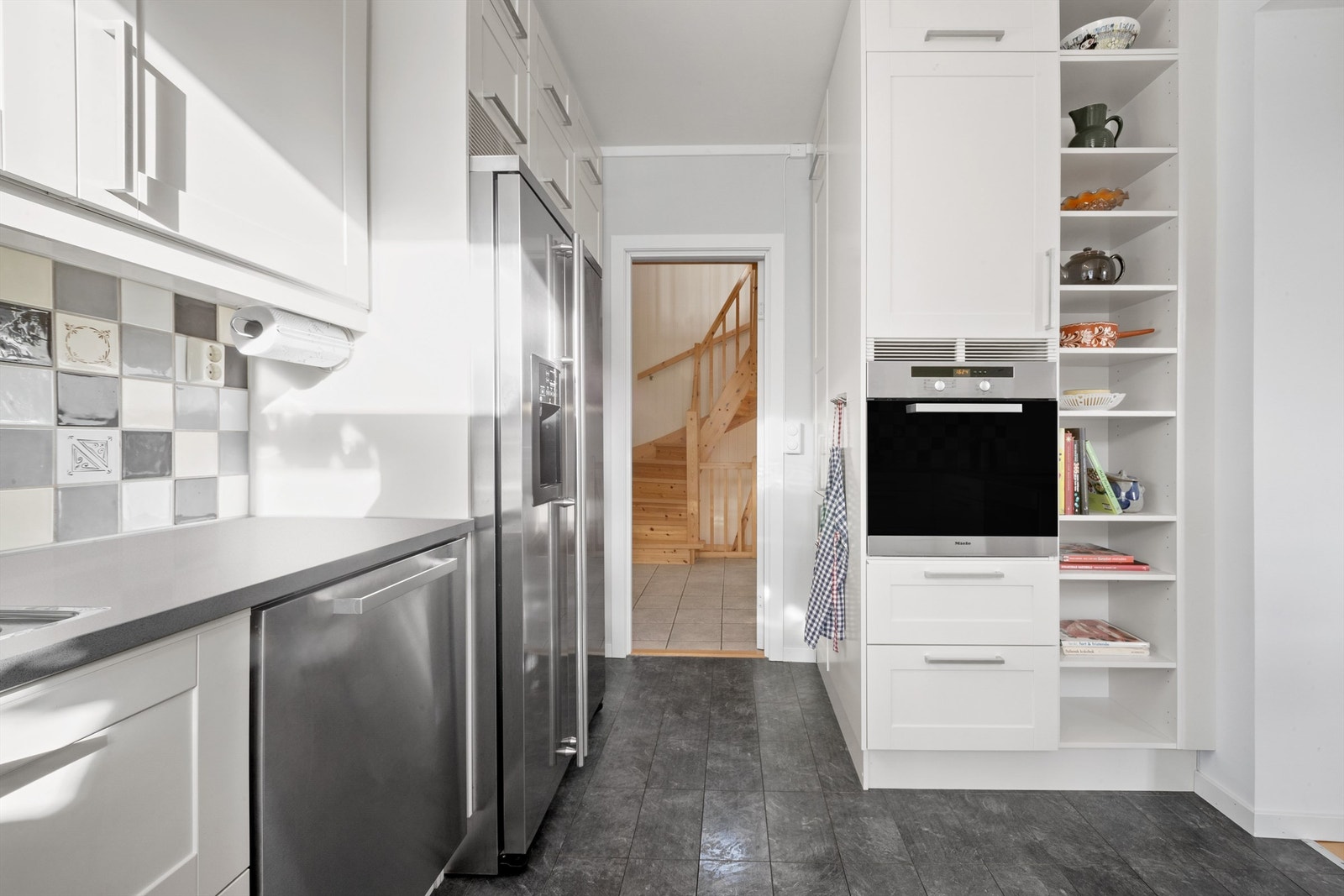 Alle hvitevarer, inkludert stekeovn, mikrobølgeovn, oppvaskmaskin og kjøleskap, medfølger salget. Galleribilde