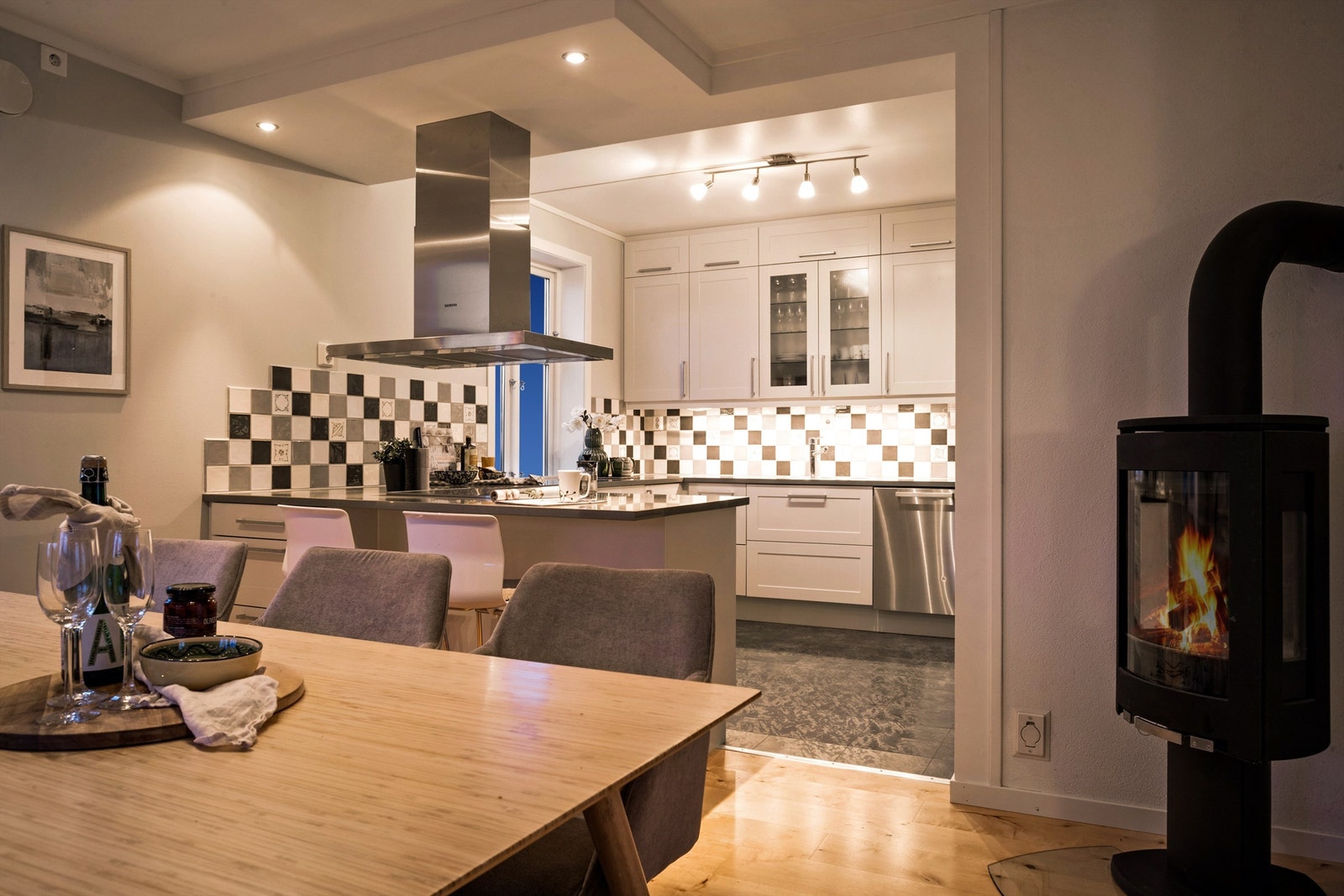 Kjøkkenet fra Sigdal (2007) er velutstyrt med integrerte hvitevarer. Galleribilde