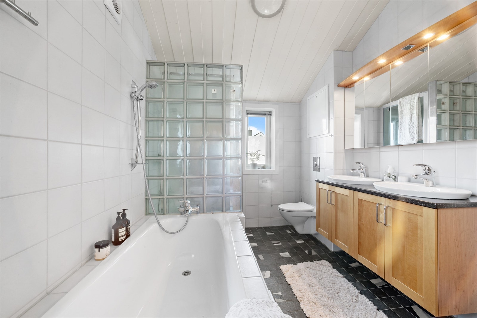 Her er det både innbygget badekar og et dusjkabinett som ble montert i 2024. Galleribilde