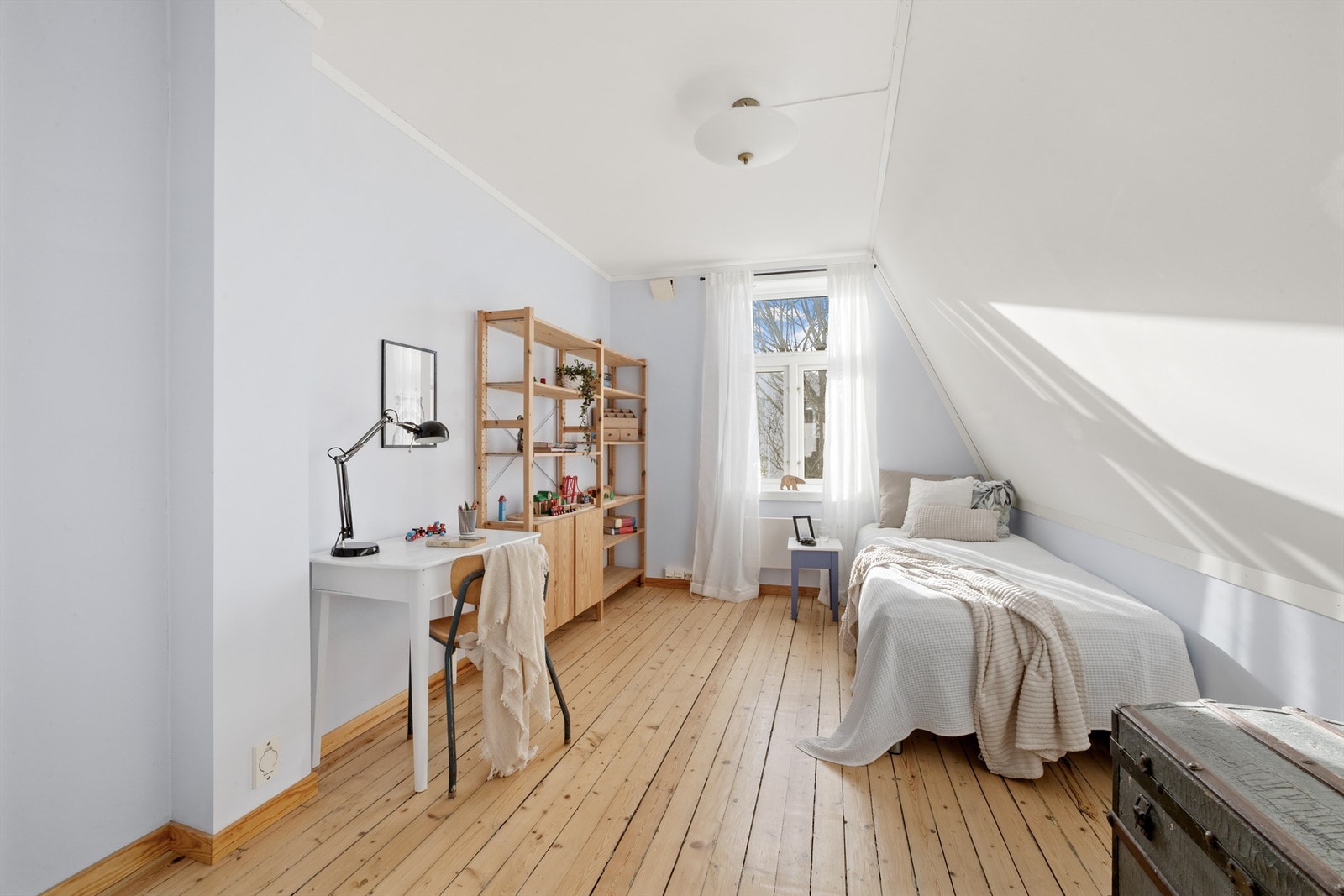 Soverommene har sjarmerende gulvbord av tre og ble etterisolert i 2002. Galleribilde