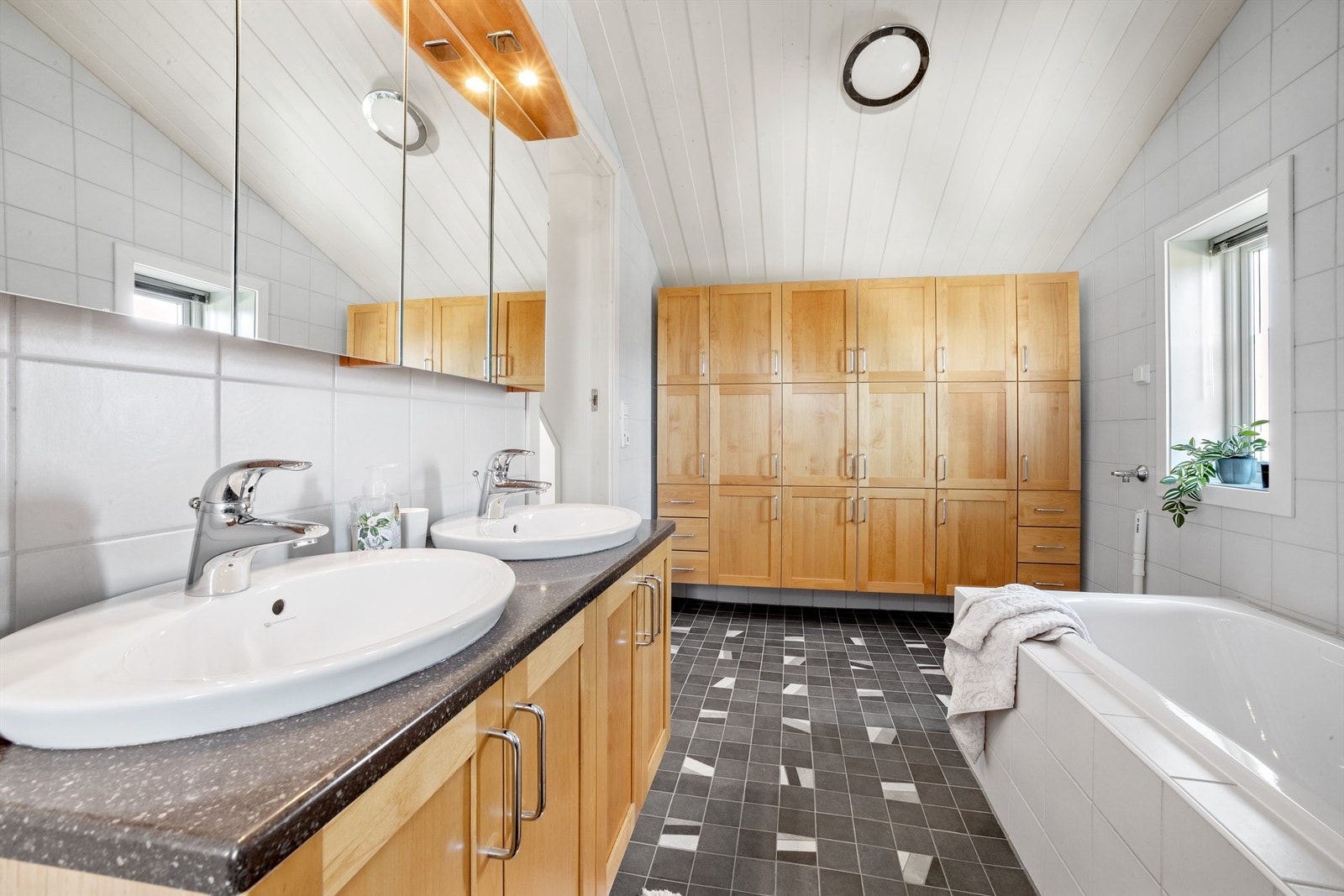 Dobbel servant og rikelig med skapplass gjør morgenstellet effektivt for hele familien. Galleribilde