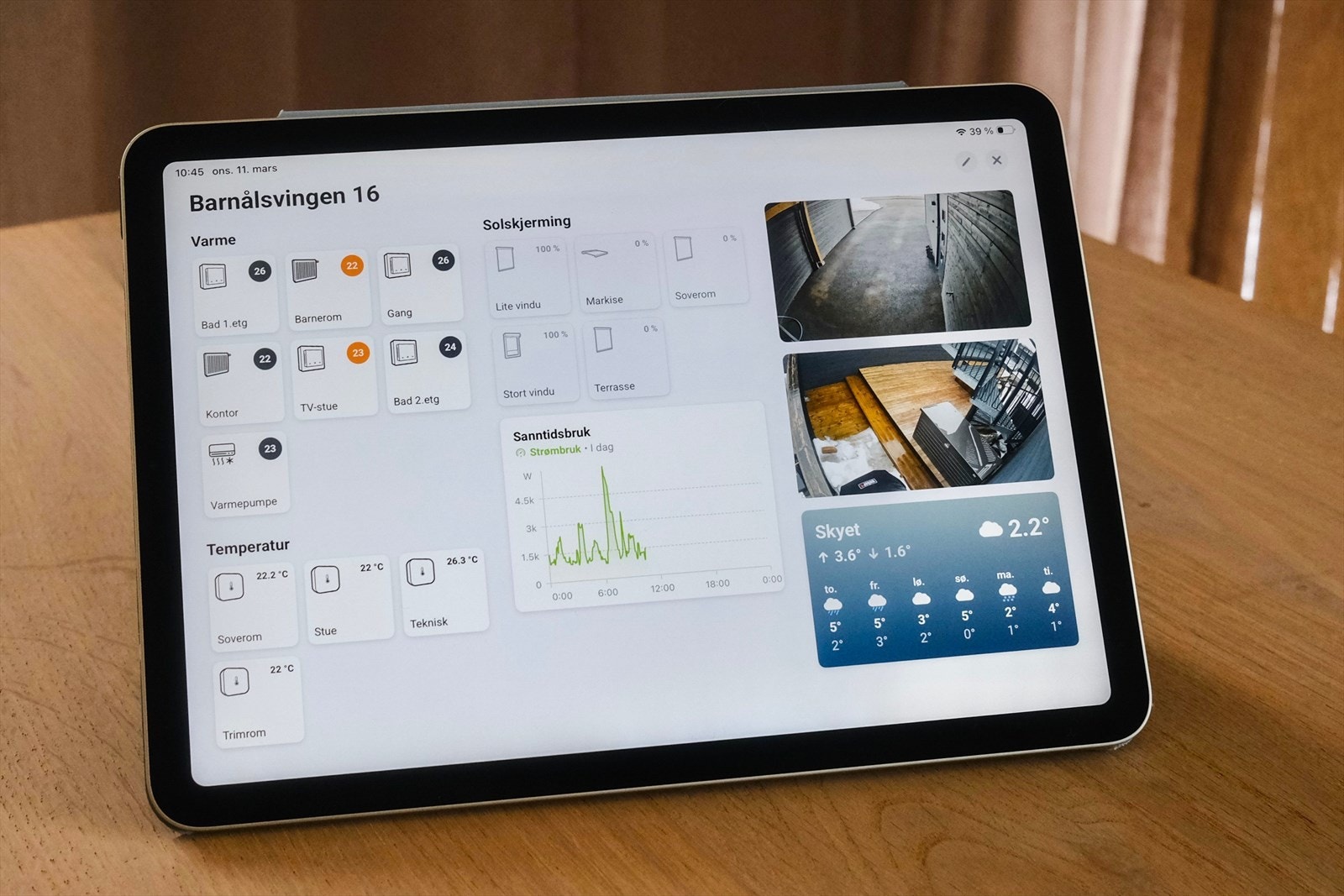 Smarthusstyring via mobil/iPad gjør det enkelt å styre varme, solskjerming, se strømforbruk og kameraovervåkning. Galleribilde