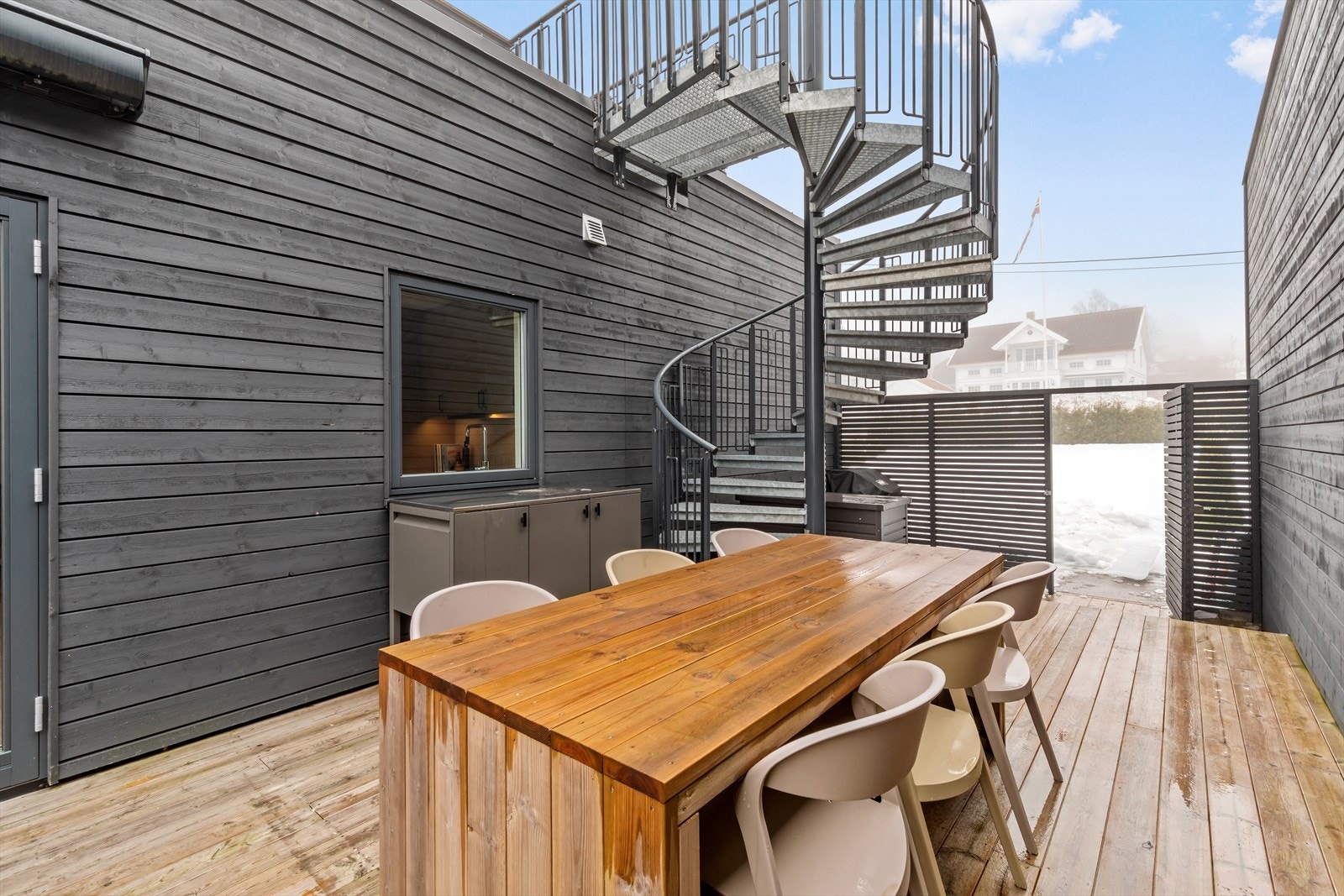 Boligen har skjermet terrasse og hage i hovedetasjen, med videre adkomst til flott solrik takterrasse på toppen av huset. Galleribilde