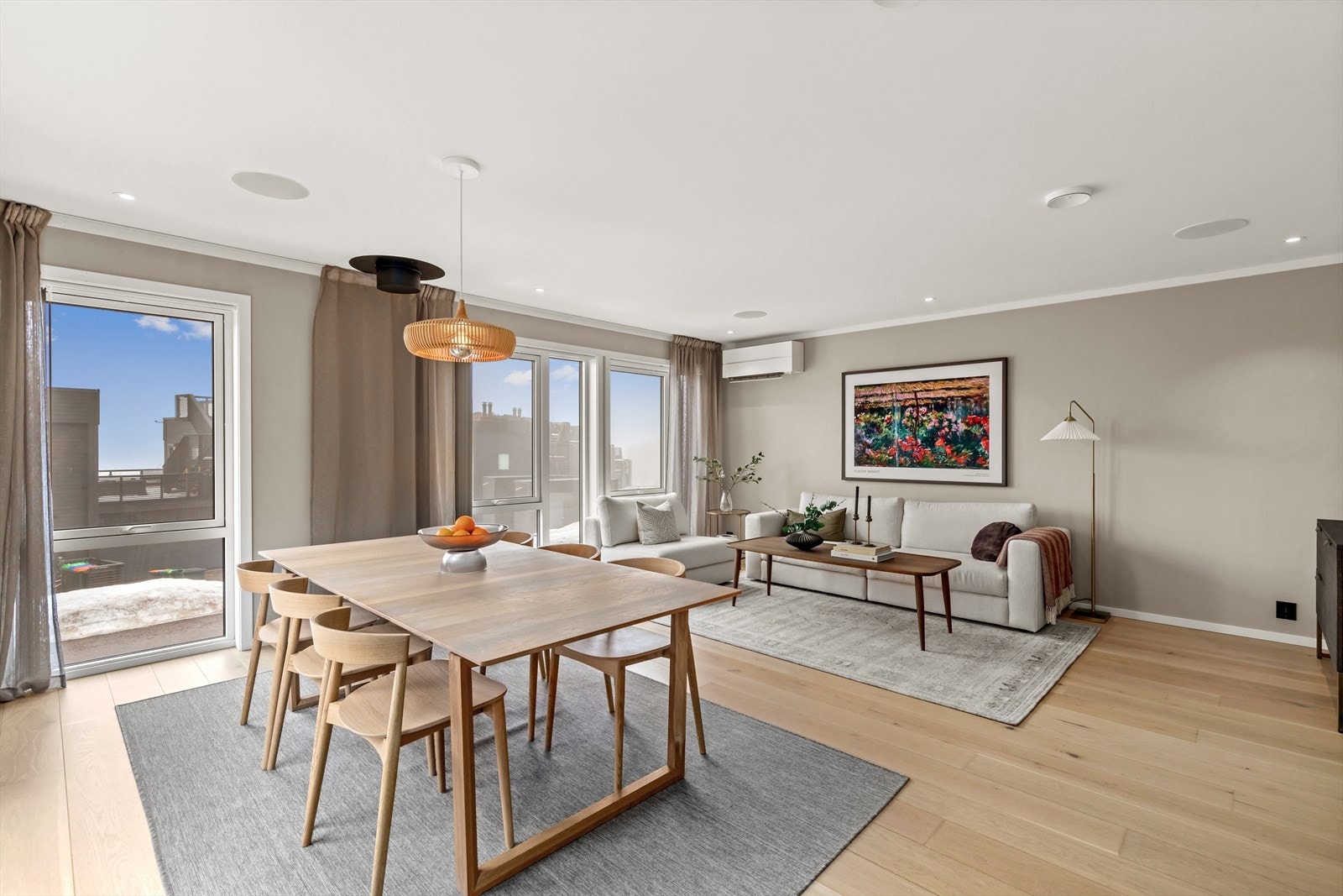 Et romslig, lyst og åpent allrom med stue, spisestue og kjøkken. Galleribilde