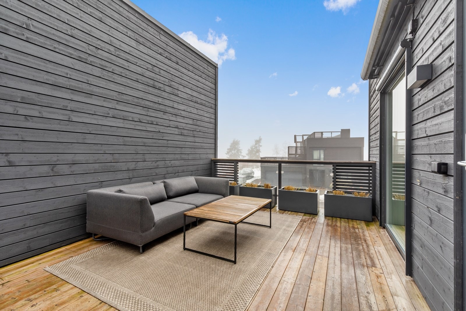 Terrassene har god plass til møblement og grill. Lunt, solrikt og fint. Galleribilde