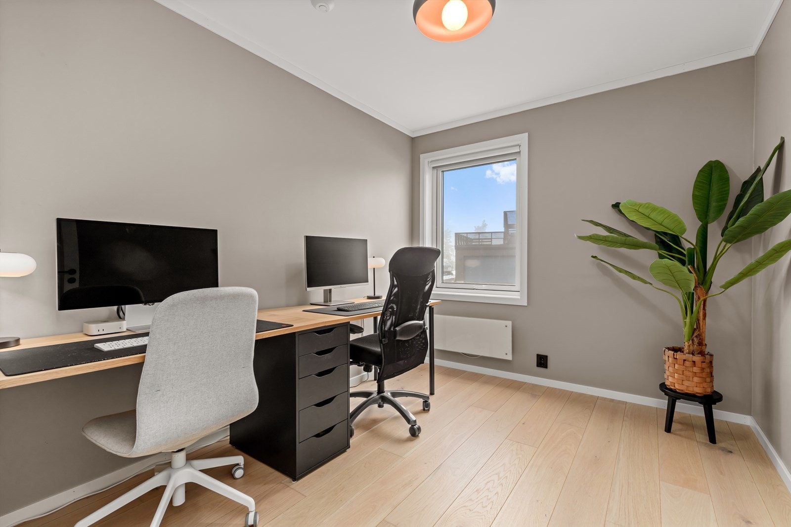 Begge rommene har god plass til seng, nattbord og oppbevaring. Galleribilde