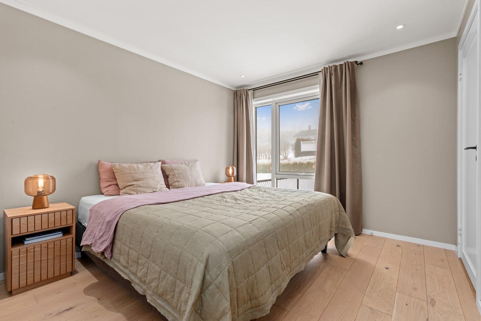 I 2. etasje ligger også en avslappende mastersuite med eget bad og garderobe. Galleribilde