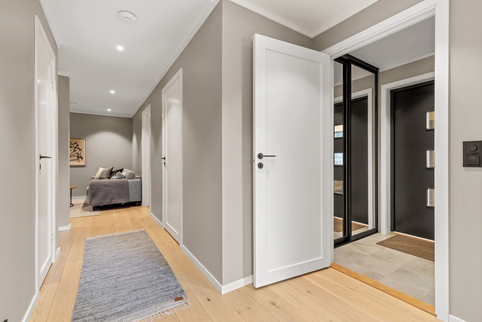 Lys og lekker gang. Varme i gulvet. Galleribilde