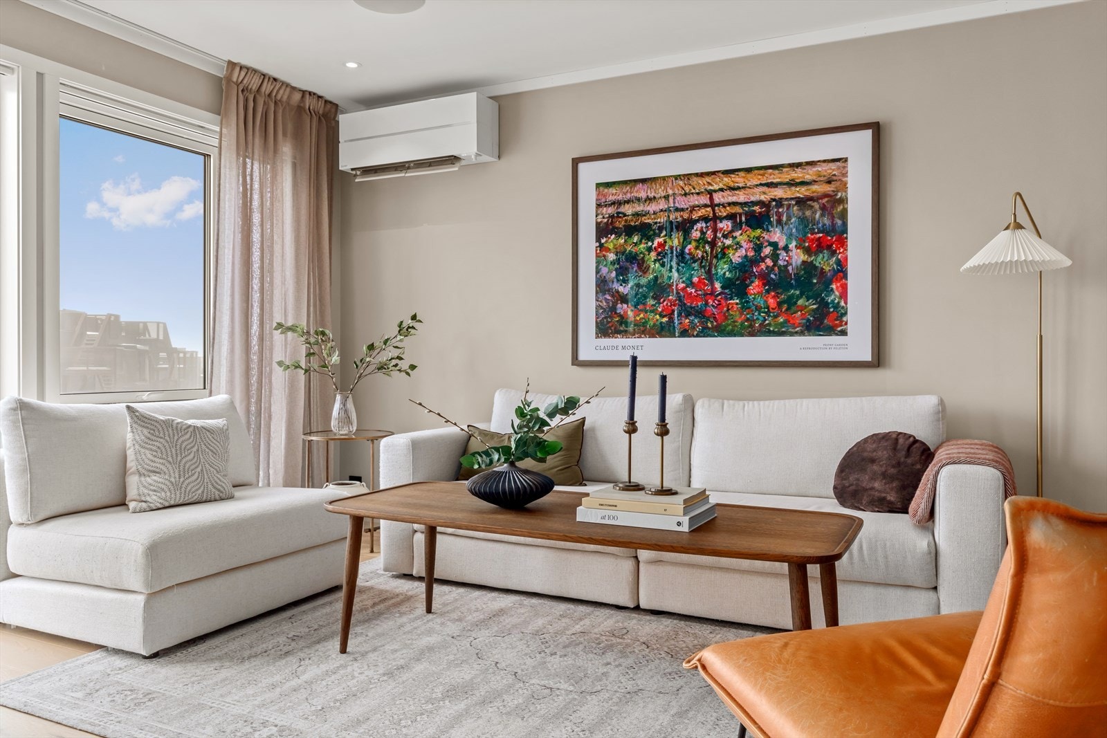 I stuen er det god plass til møblering av sofa og spisebord. Oppvarming via varmepumpe. Galleribilde