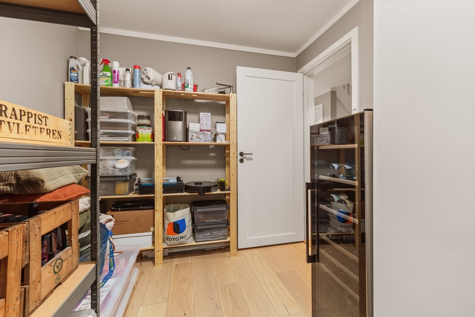 Teknisk rom/bod med god oppbevaringsplass. Galleribilde