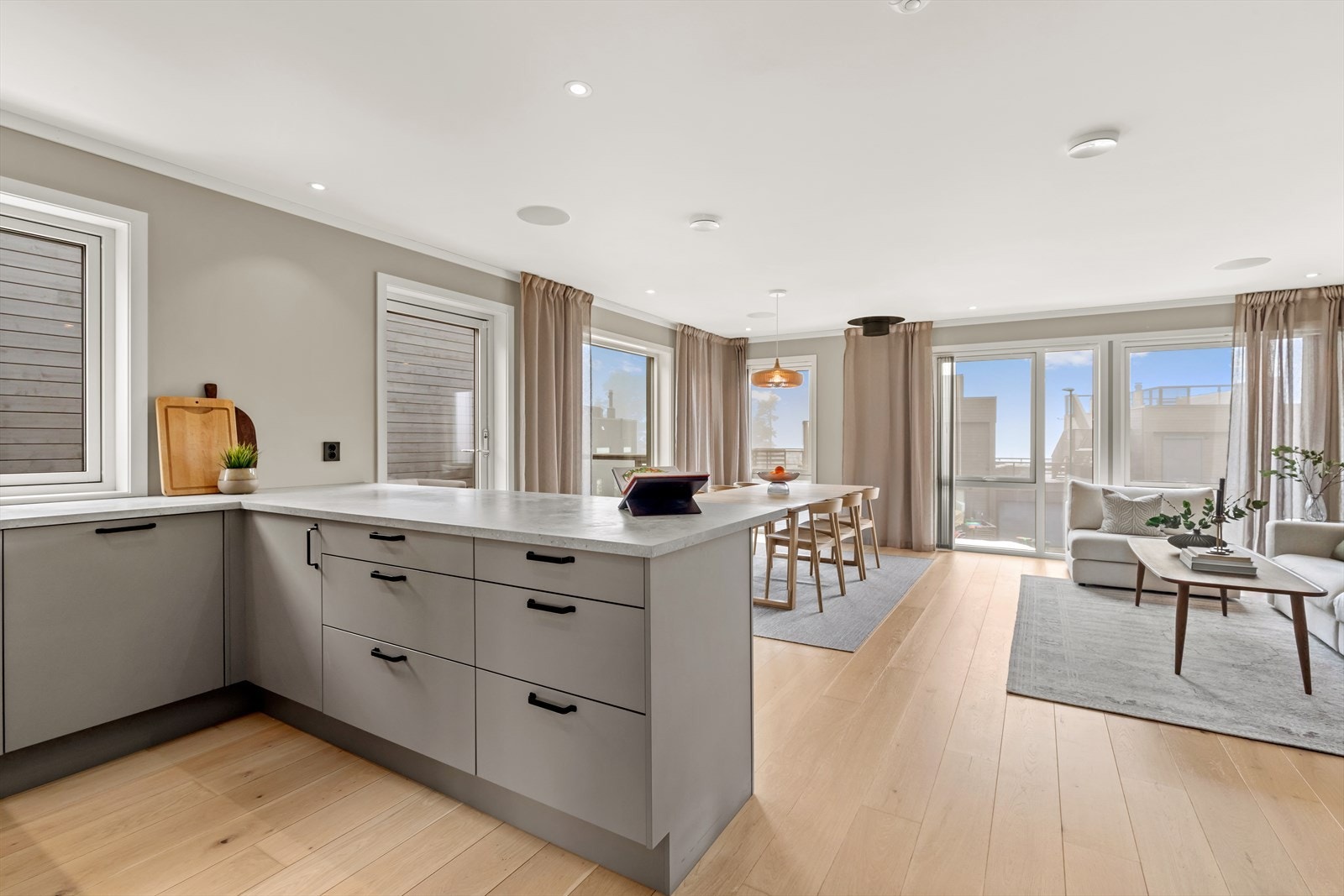 Åpent og sosialt rom med plass til gjester. Galleribilde