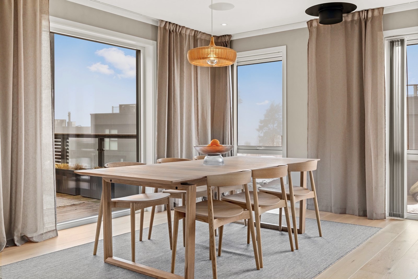 Rommet har vinduer fra gulv til tak på flere sider. Galleribilde