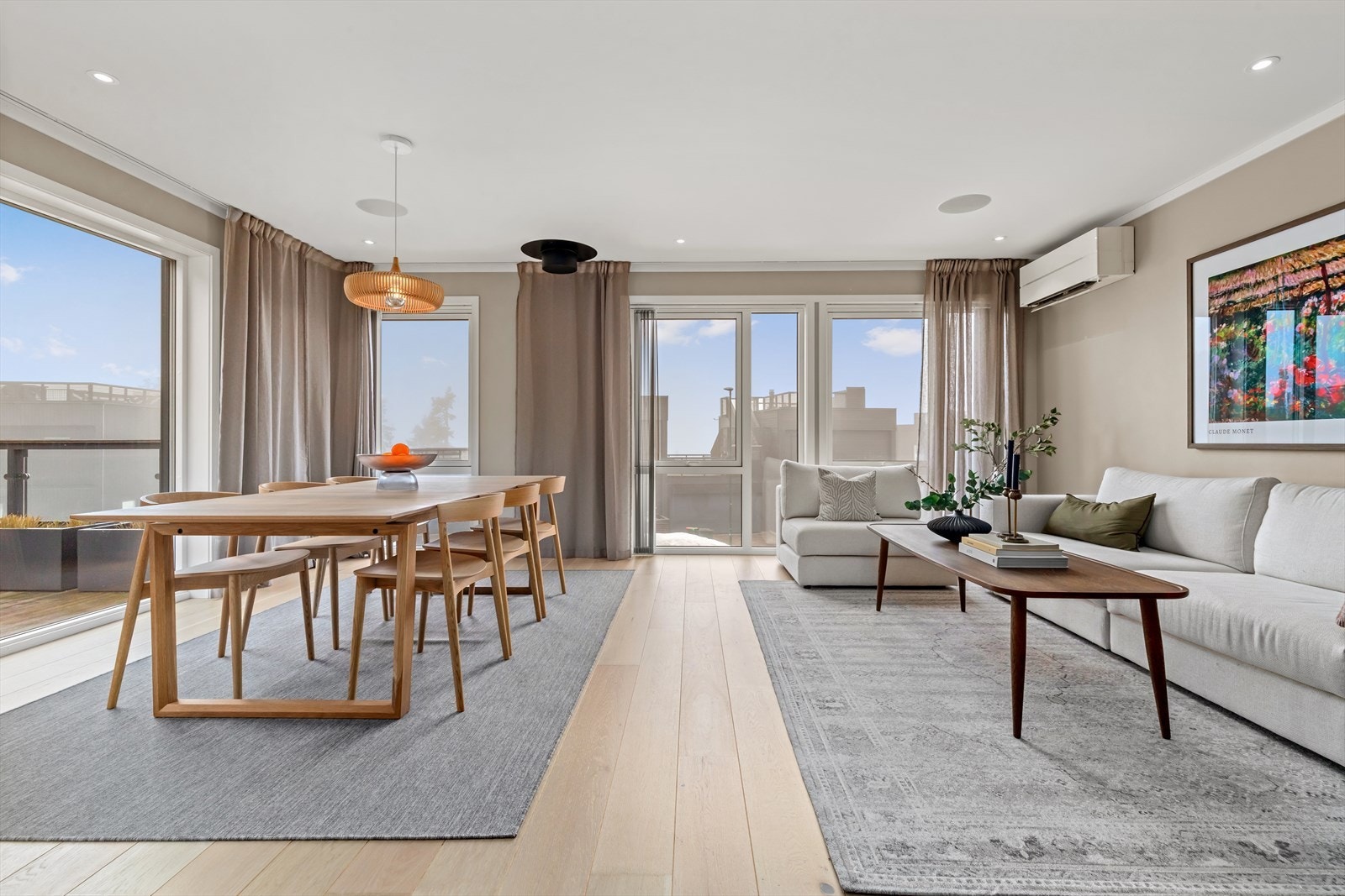 Et innbydende familiehjem oppført i 2021, med fine løsninger og store og solrike uteplasser. Galleribilde