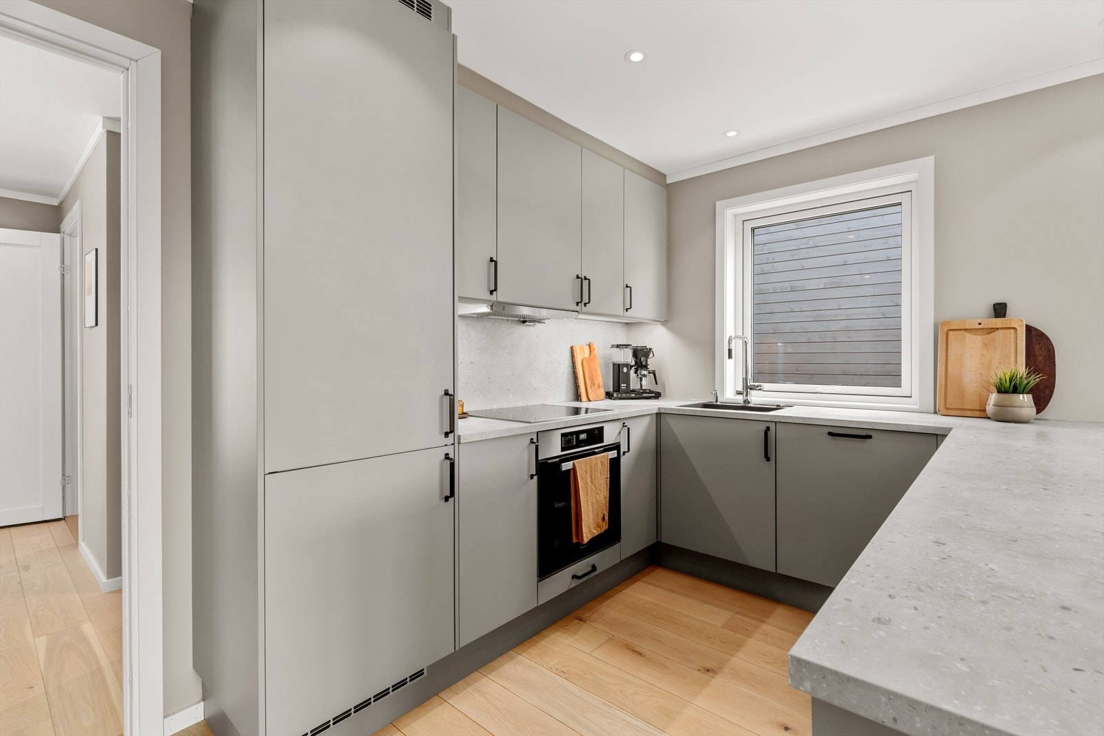 Kjøkkenet er moderne med integrerte hvitevarer som medfølger. Galleribilde