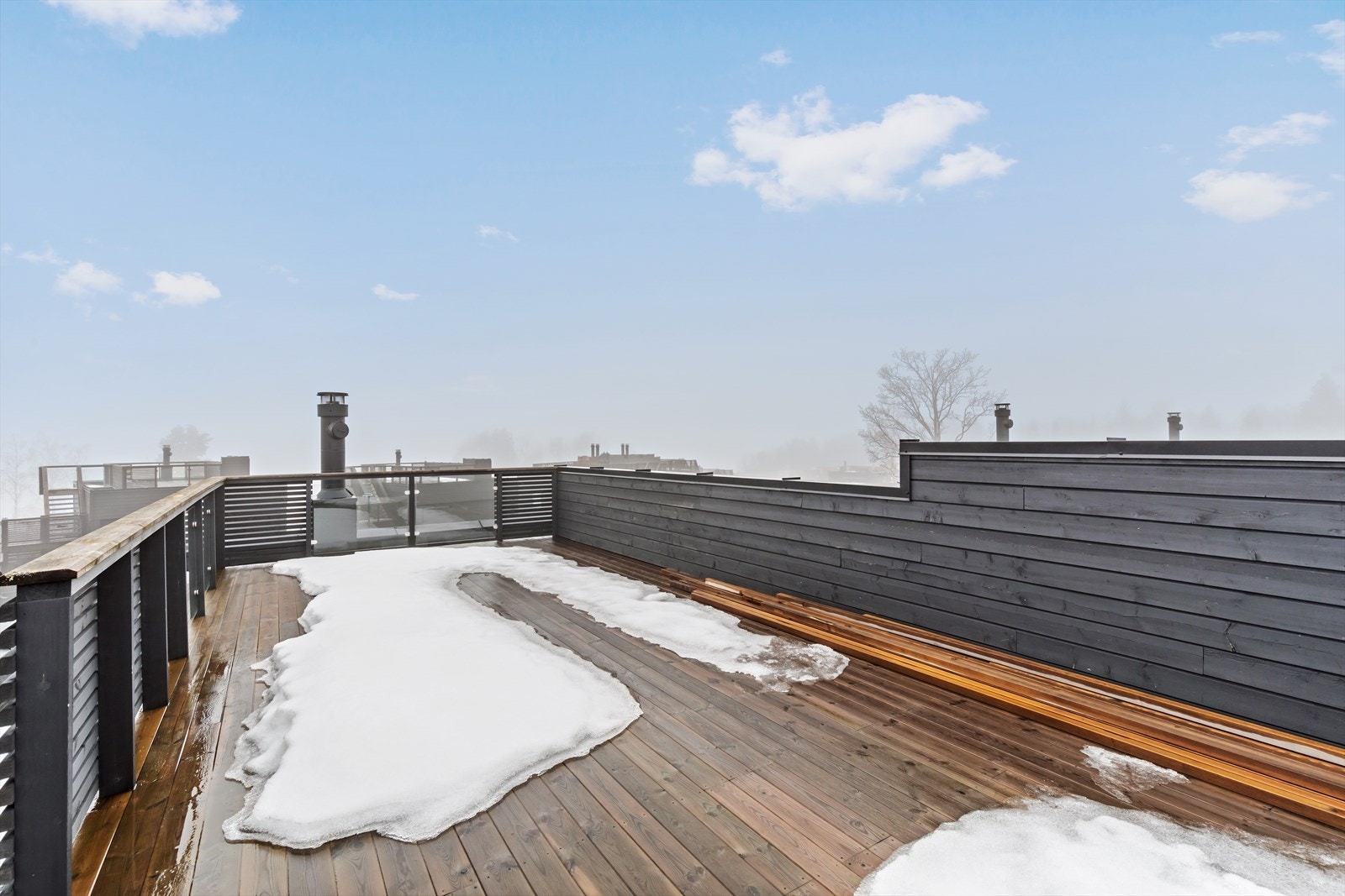 Takterrassen er på over 30 kvm og gir deg svært gode solforhold og hyggelig utsikt over omgivelsene. Galleribilde