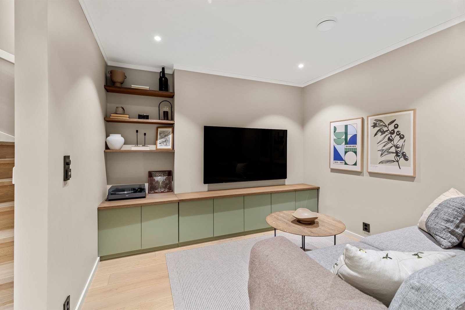 Flott kjellerstue hvor barna kan ha med venner hjem. Plassbygget tv-seksjon med svevende hyller og praktisk skapoppbevaring. Skjult kabelføring opp til TV gjør at alle enheter kan skjules. Galleribilde