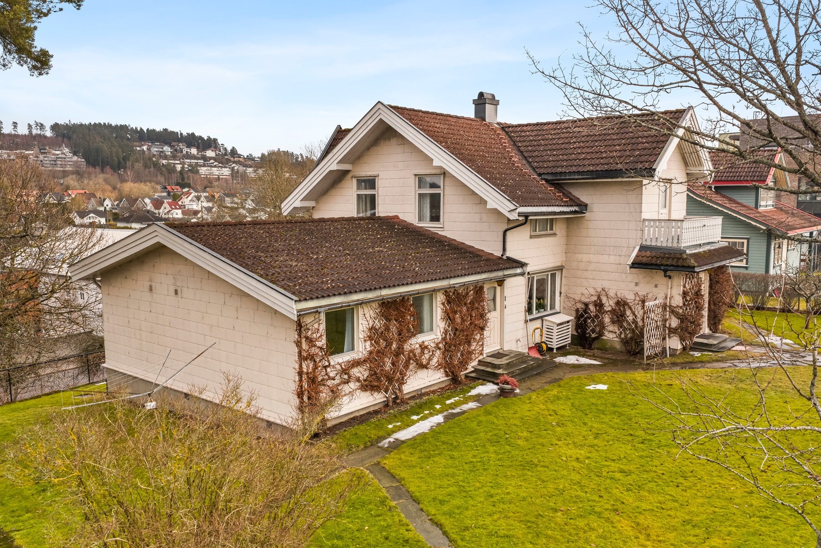 Størrelsen og plasseringen til tomten gir en åpen, fri og luftig følelse med god utsikt over nærområdene. Galleribilde